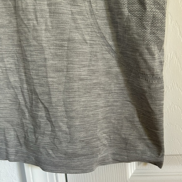 Lululemon Athletica Women’s Gray Swiftly Tech Short-Sleeve V-Neck Tee M - Picture 4 of 7